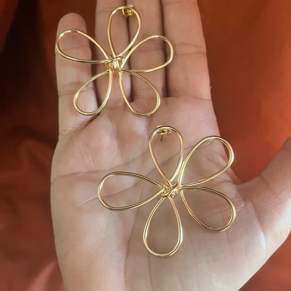 SHASHI Anemone Outline Goldplated Stud Earrings-NWOT - Picture 8 of 15